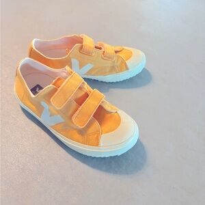 Veja kids velcro sneakers, size US1 (32) EUC
